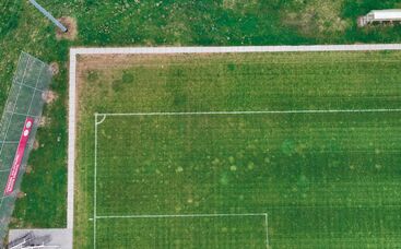 Blick über den Tellerrand: Drohneneinsatz in der Sportplatzpflege: Präzises Monitoring für gesunden Rasen