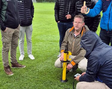 Demonstration des Clegg Hammers auf dem Trainingsplatz des Sporthotels in Grünberg.
