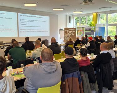 Beate Licht spricht auf der INTERGREEN-Mitarbeiterschulung 2026 zu den Neuerungen des Integrierten Pflanzenschutzes.