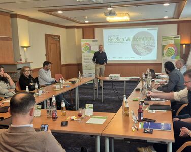 Teilnehmer im Sitzungsraum zum INTERGREEN-Partnertreffen 2026 in Fulda - Bernd Hilgers als Vorstand begrüßte die Partnerunternehmen