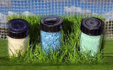 Stark durch den Winter: Wie Herbstdüngung den Rasen schützt