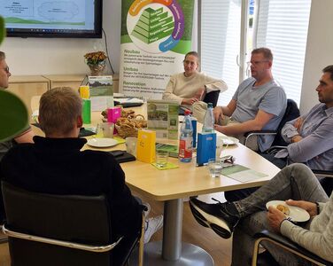 Hier werden die Ideen für den INTERGREEN-Report zusammengestellt. Redaktionssitzung im Hause der Schmitt GmbH, Langgöns.