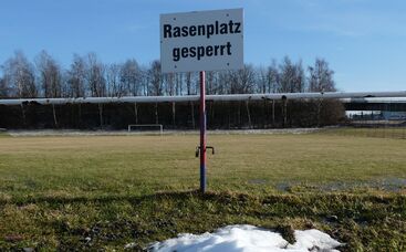 Wintercheck beim Sportrasen dient der Reduzierung von Schäden