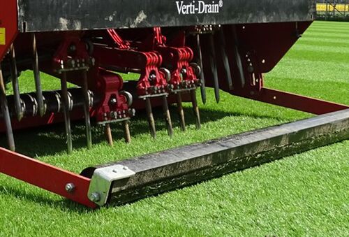 Durchlüftung plus Lockerung plus Wasserableitung | Verti-Drain Gerät