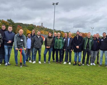 Teilnehmende des INTERGREEN-Praxistages 2025 auf der Sportanlage des DJK Don Bosco Bamberg e.V.