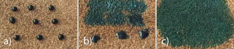 Eingefärbte Wassertropfen auf hydrophober Filzmatte, ohne (a) und mit Besprühung eines  Wetting Agents (b +c).